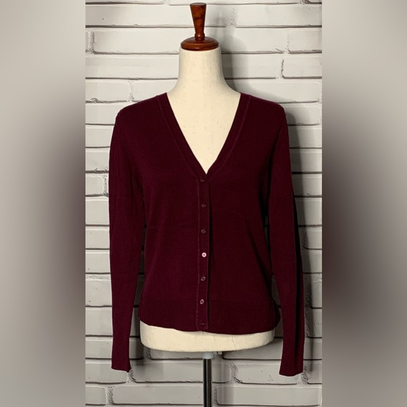 3/$20 Women's Burgundy V-Neck Cardigan Sweater Medium - Picture 2 of 11